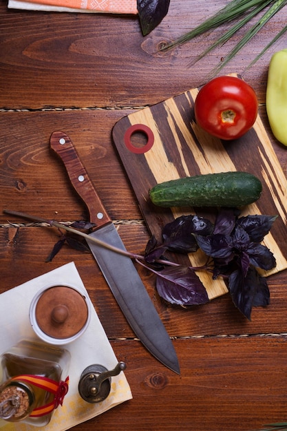 Zestaw noży i deska do krojenia