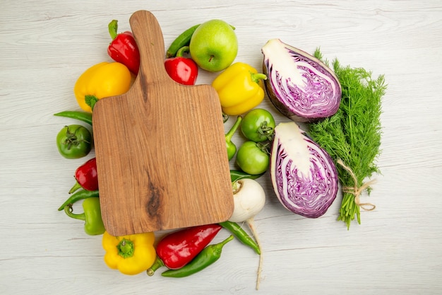 Deska z kolorowymi warzywami